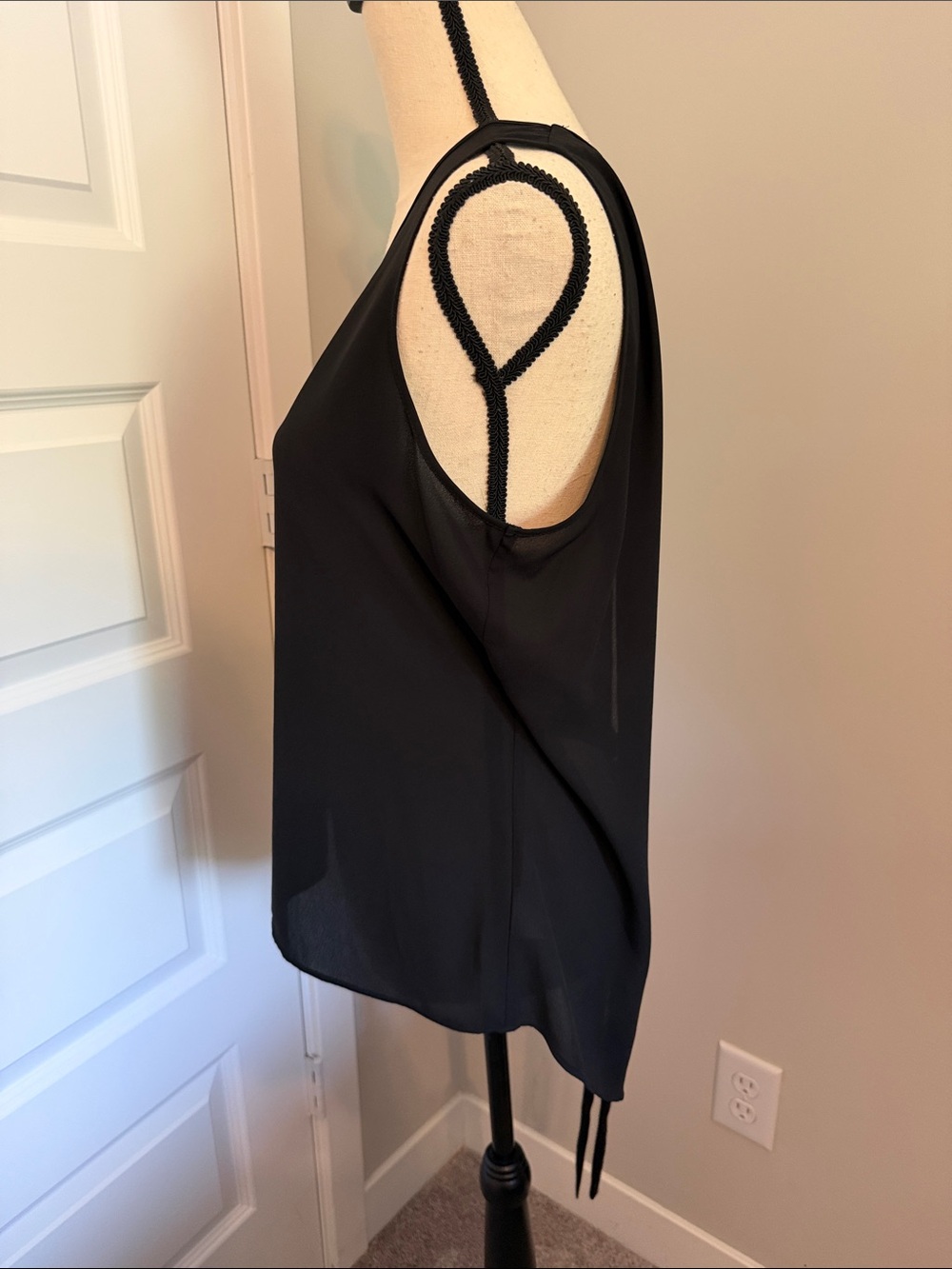 Express Black V-Neck Sleeveless Cami Top - Picture 3 of 7